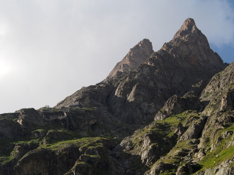 Monts Rouges de Triolet. Tupa näkyy etualalla. Suurin osa kalliokiipeilyreiteistä nousee taaemmalle huipulle.