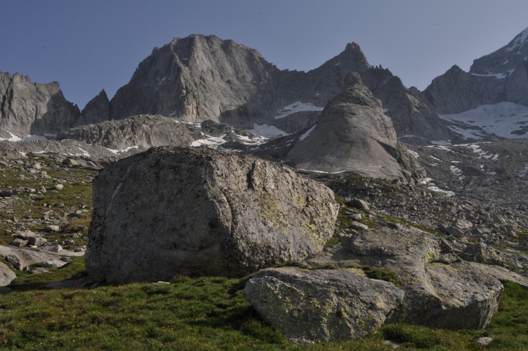 Etualalla olevan suuren blokin oikealla puolella taustalla näkyy perussläbi