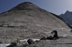 Tätä släbiä kiivettiin, Mikko rentoutuu, Laura valmistautuu kiipeämään