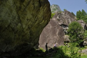 Val Masinon laakson pohjalla on isoja kiviä...