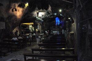 Komea pyhäkkö kallion sisällä.