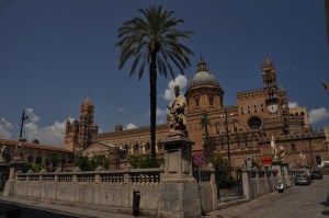 Sisiliassa kasvaa palmutkin.