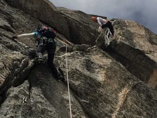 Laura kiipeää, Mikko varmistaa.