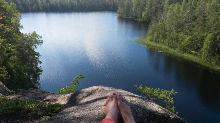 Kesävarpaat kauniissa järvimaisemassa