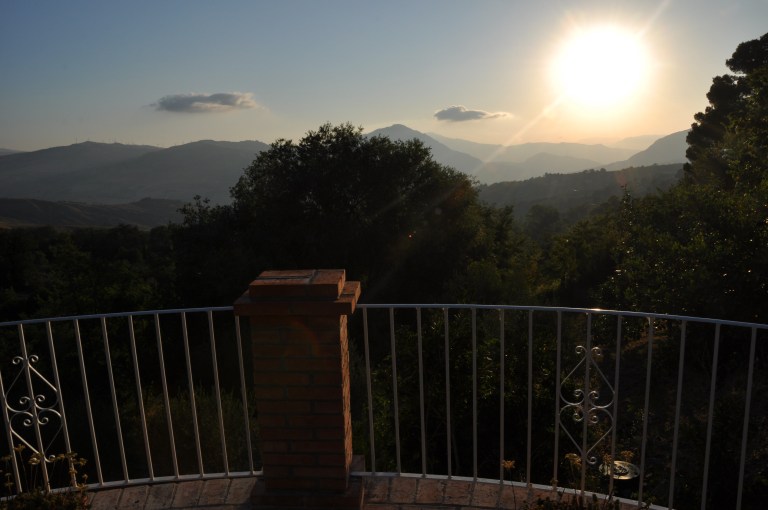 Aurinko laskusuunnassa.