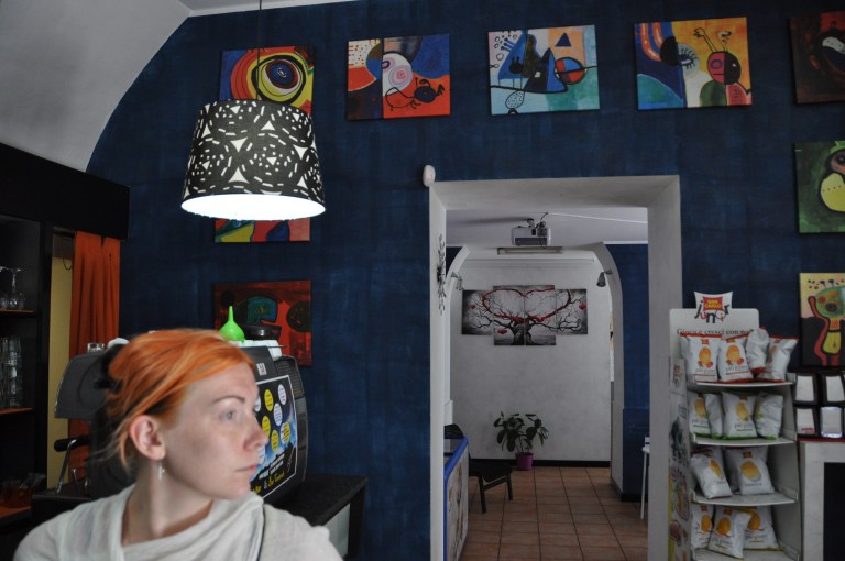 ...maalaiskylän baarissa.