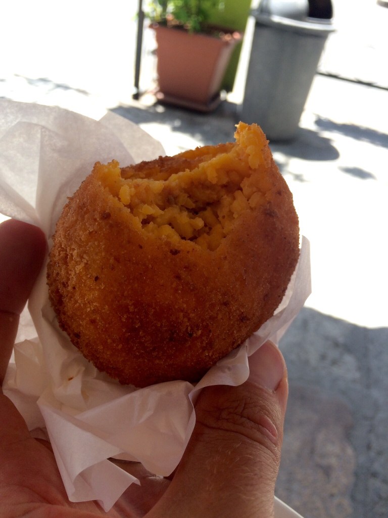 ...ja arancina, ehkä liki yhtä hyvä snäki kuin se suolavedessä keitetty maissin tähkä!