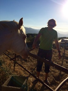 Minä ja agriturismon hevonen.