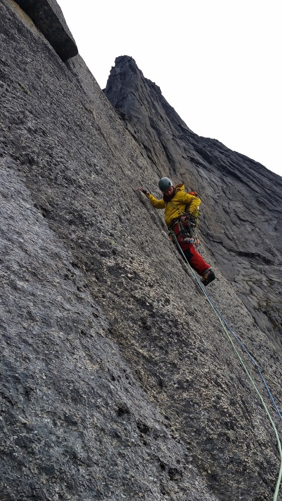 Vestveggenin kruxipätkältä. Hienoa halkeemaa hyvillä varmistuksilla. Komeaa kiipeilyä.