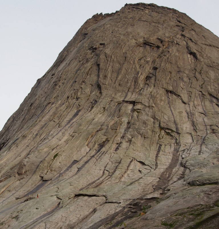 Eidetindin pohjoisseinä on iso. Fredrik kuvassa mittatikkuna.