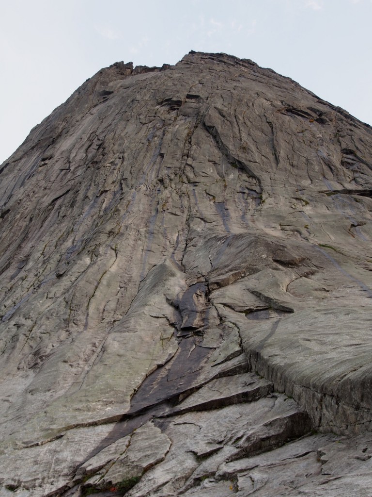 Reitti seuraa yhtä halkeamalinjaa eikä eksymään pääse. Selkeää menoa.