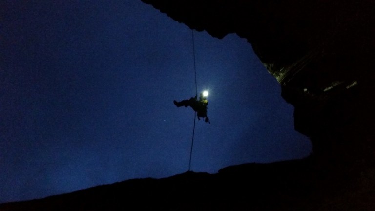 Harjanne ja sieltä laskeutuminen olivat päivän jännintä settiä. Valot lähti juuri kun päästiin haastavimmista paikoista. Leipätauko oli hyvä pitää Eidetindin varsinaisen huipun rinteellä.