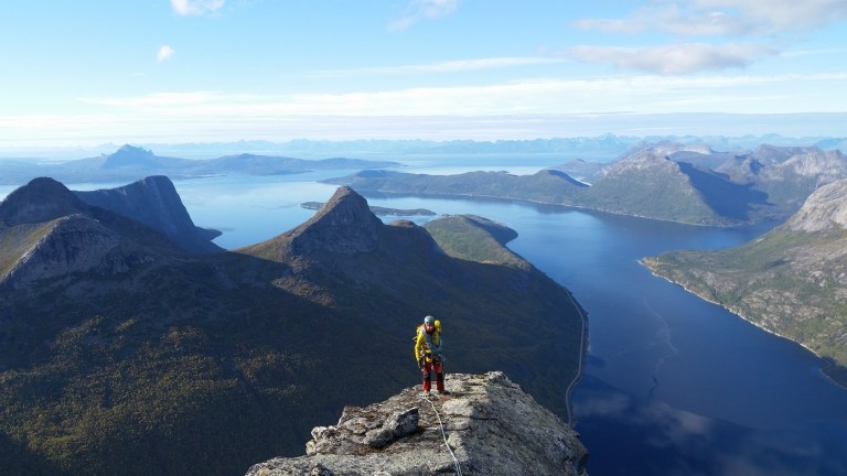 Seinien välissä oleva harjanne on ilmava. Taivaanrantaa koristaa Lofootit.
