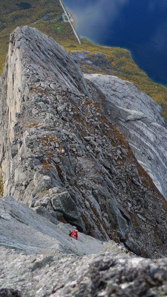 Ylemmältä seinältä komeaa halkeamaa, josta reitin turistikuvat perinteisesti napsitaan. Parkkipaikalle alkaa olemaan jo matkaa.