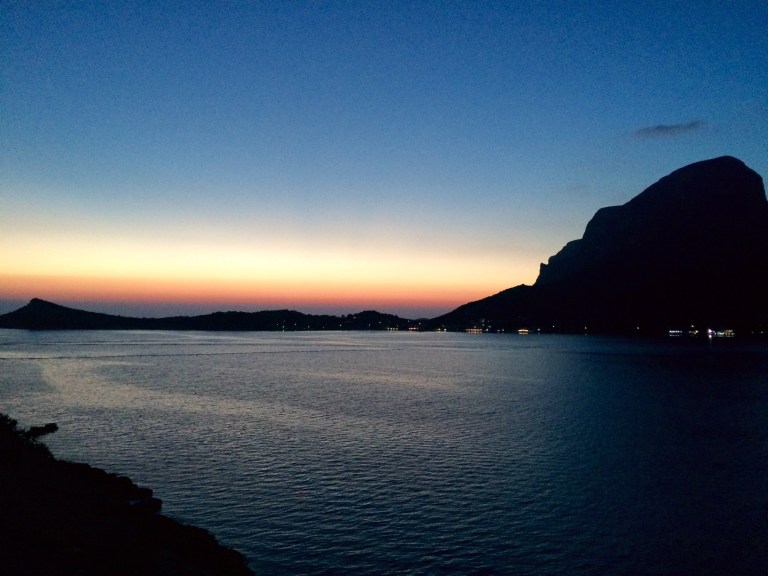 Massourista avautuu upea maisema kohti Telendosta erityisesti auringonlaskun aikaan.