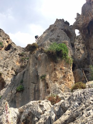 Kalymnoksella useimmat siis kiipeävät, Pirjo näyttää mallia komeissa maisemissa.