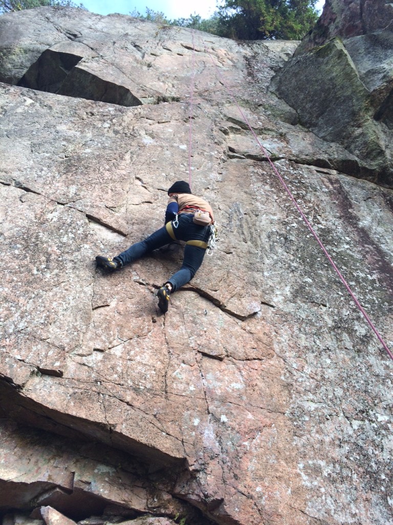 Jukka työstämässä Angelniemen reittiä Lähetysseura (7a+)