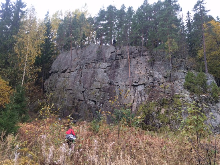 Rämö 2 näyttää kaukaa hieman luotaantyötävältä, mutta lähempi tarkastelu paljastaa että kallio on pääosin puhdasta släbiä ja pulttaus kehnolle liidipäälle armollista