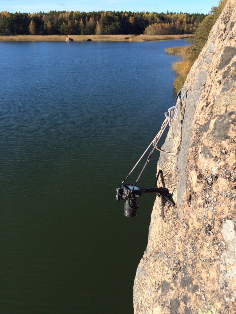 Riskeläisvuorella kamerakin hengaili ständillä. Henrillä oli käytössä salainen ase, kauko-ohjattava laukaisin jolla saatiin räpsittyä kiipeilijöistä kuvia muutenkin kuin siitä perinteisestä takapuoli-vinkkelistä.