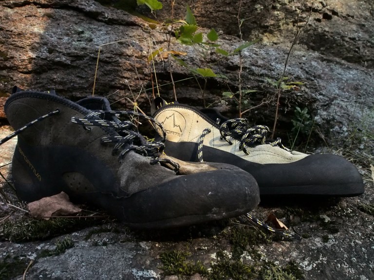 Kesän käytössä ollut ja uusi pakasta vedetty. Kengät ovat kestäneet hyvin menoa. Mitä nyt muodot vähän pyöristynyt ja kuvassa vähän likaisena Norjan rännien jäljiltä. Uutena TC Pro on hyvinkin tiukkakulmainen muotoilultaan ja myös suht matala kengän kärki voi tuottaa ihmetystä varpaissa. Juuri tämä oli syynä itsellä sisäänajovaiheessa kun varpaat saattoivat arastelella pienillä otteilla.