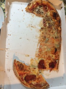 Melkein napolilainen pizza.
