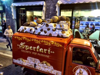 ...j a Torrone-juhlan kunniaksi paljon pähkinöitä makeassa muodossa.